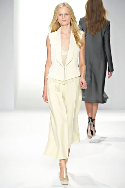 Look 16